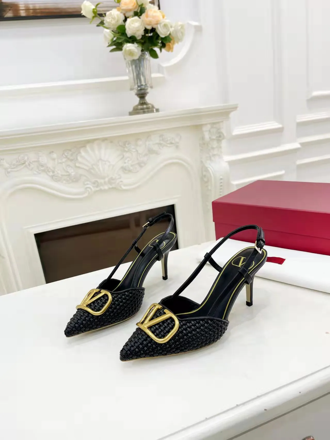 👟👟Ex-factory price 440👟👟 Genuine leather sole +40 Top version 𝑉𝐴𝐿𝐸𝑁𝑇𝐼𝑁𝑂 Valentino new spring and summer women's 5⃣️color empty back sandals. The unique [V family hand-woven] brings out a full sense of high-end, and the new season will live up to expectations! Worth buying★Absolutely high-grade❥Original method, Absolutely sensual❥Elegant style, creating a different feeling, simple and elegant style!  Code number: 35-41 (34-42 is custom-made and non-returnable) Inner lining: Sheepskin lining Heel height: 7.5 cm Leather outsole + 40 rubber outsole
